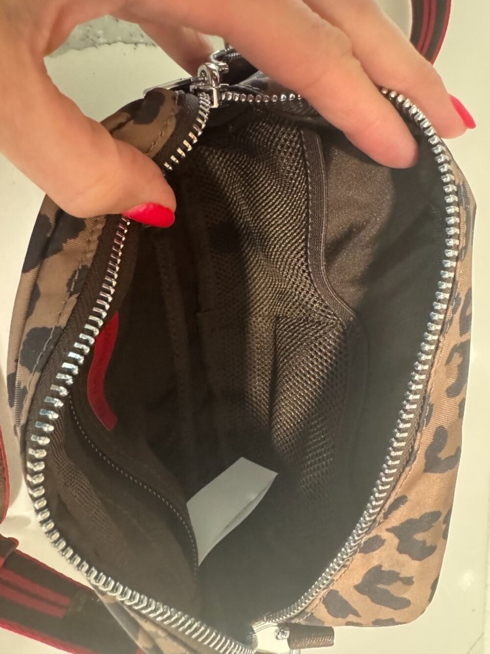 Lululemon Everywhere Crossbody Bag 2L – True Leopard Multi 🐆 - Picture 5 of 6